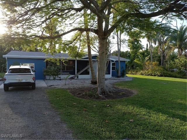 single story home with a front lawn