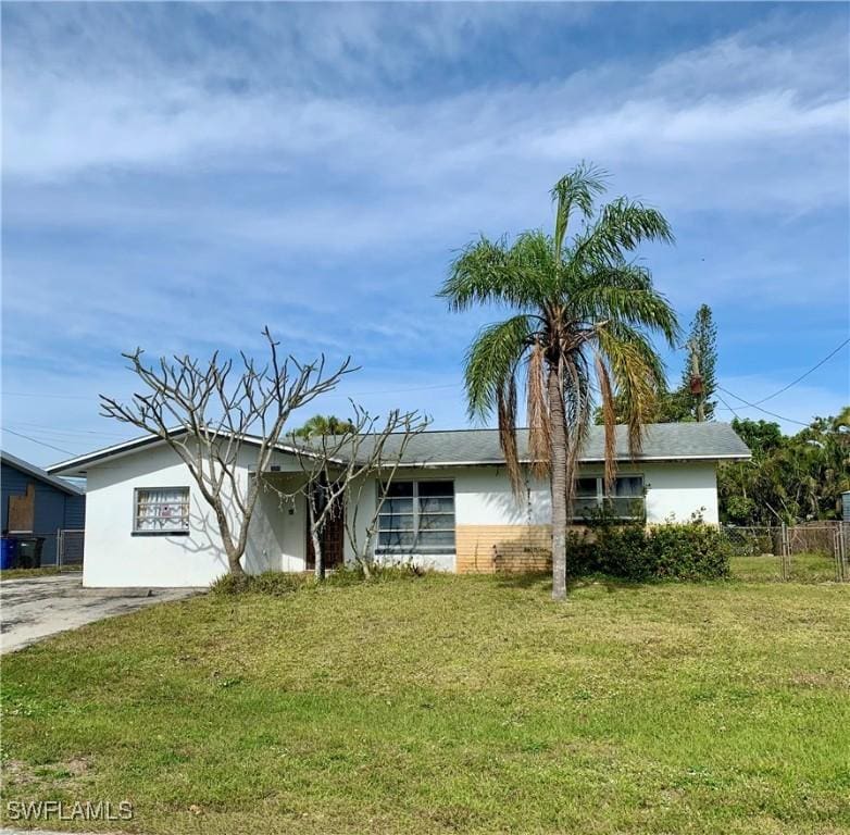 single story home with a front lawn