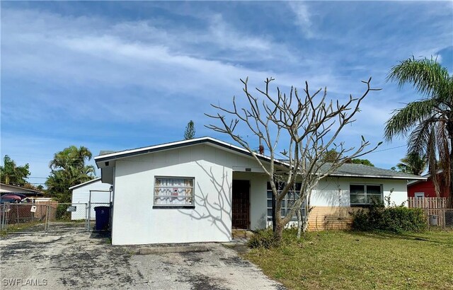 view of front of house featuring a front lawn