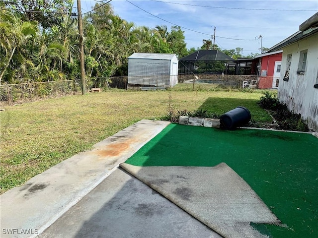 view of yard featuring a storage shed