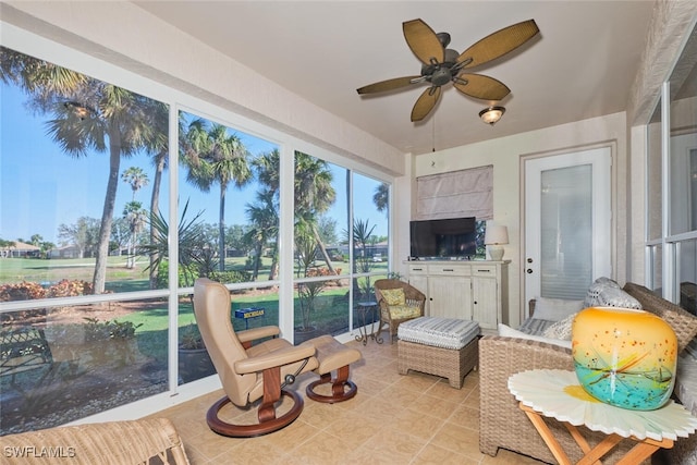 sunroom with ceiling fan