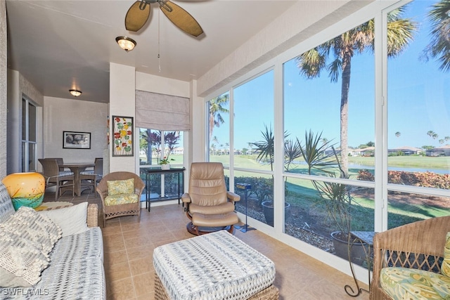 sunroom with ceiling fan