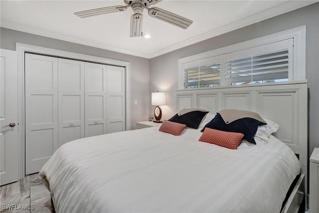 bedroom featuring ornamental molding, a closet, and a ceiling fan
