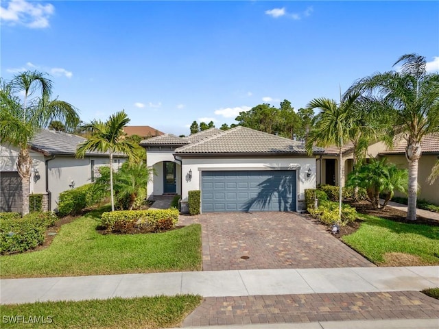 view of front facade featuring a garage and a front yard