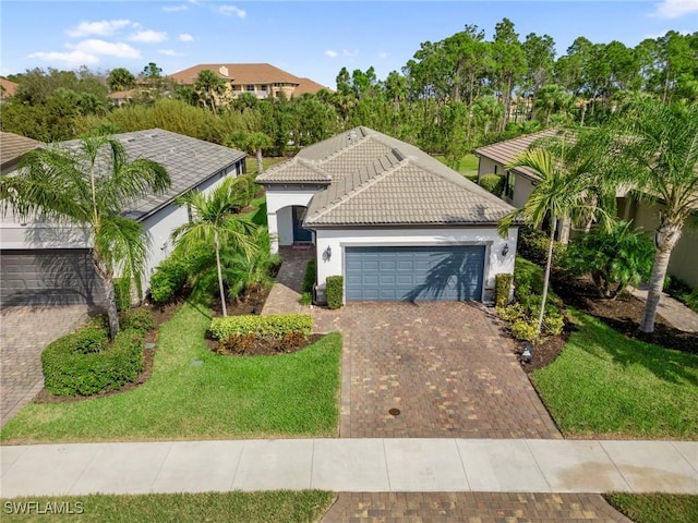 view of front facade featuring a garage and a front yard