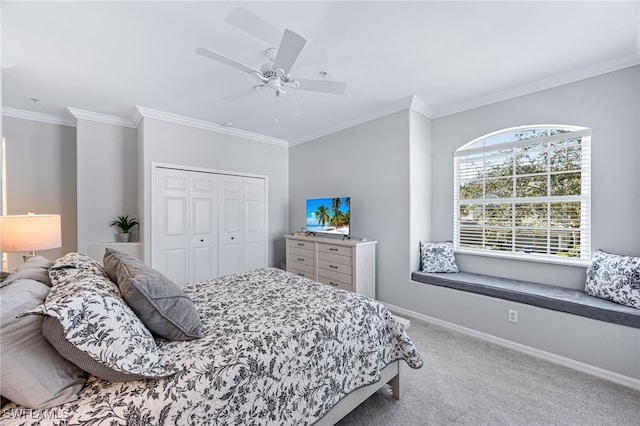 bedroom with crown molding, carpet, ceiling fan, and a closet