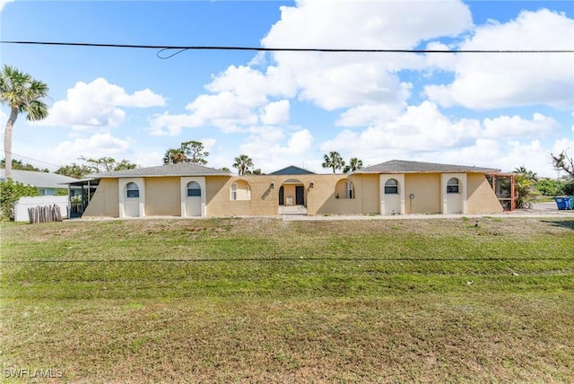 view of front of property featuring a front lawn