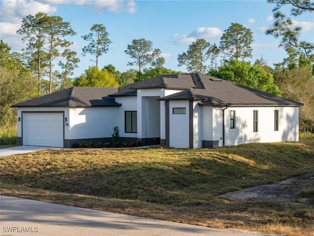 view of front of home featuring a garage and a front yard