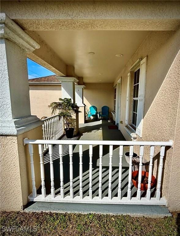 balcony featuring covered porch