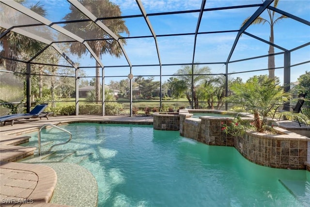 view of pool with an in ground hot tub, a patio, and a lanai