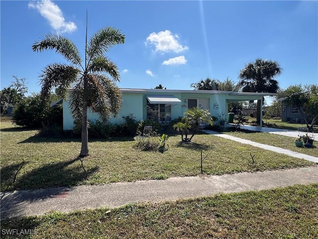 view of front of property featuring a carport and a front yard