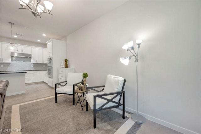 sitting room featuring an inviting chandelier