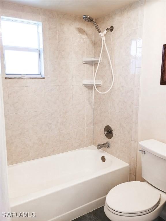 bathroom with tiled shower / bath and toilet