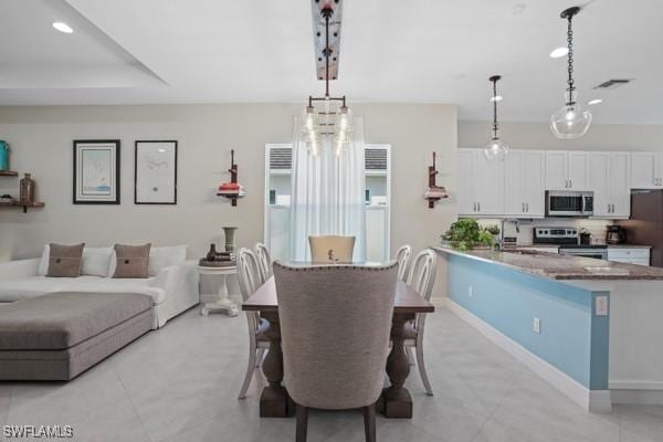 dining area with visible vents, recessed lighting, and baseboards