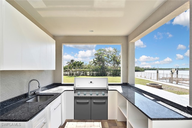 view of patio featuring area for grilling, sink, and an outdoor kitchen