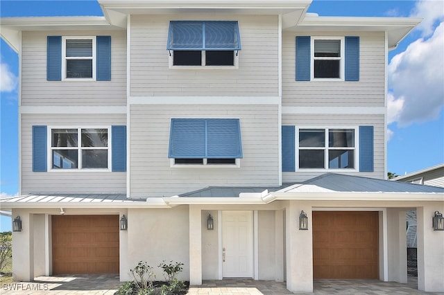 view of front facade featuring a garage