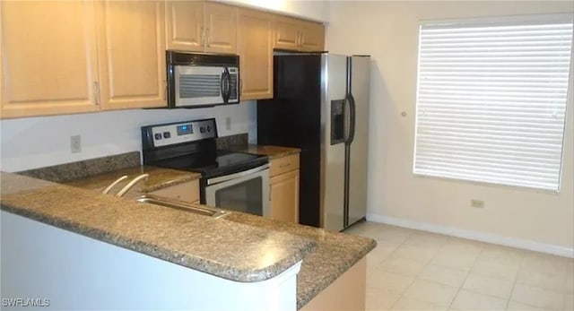 kitchen featuring sink, plenty of natural light, stainless steel appliances, and kitchen peninsula