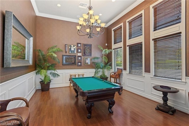 playroom with crown molding, a notable chandelier, hardwood / wood-style flooring, and billiards