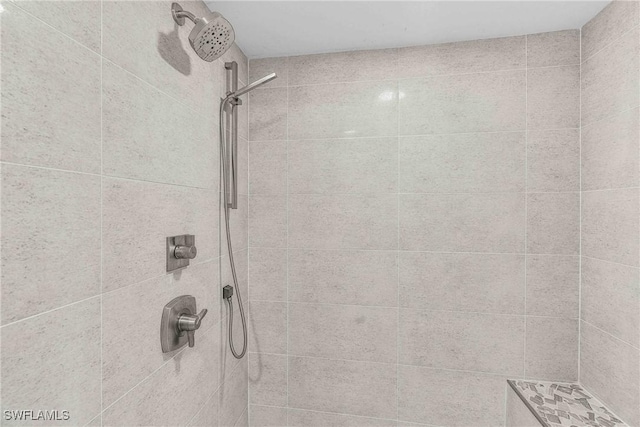 room details featuring a tile shower