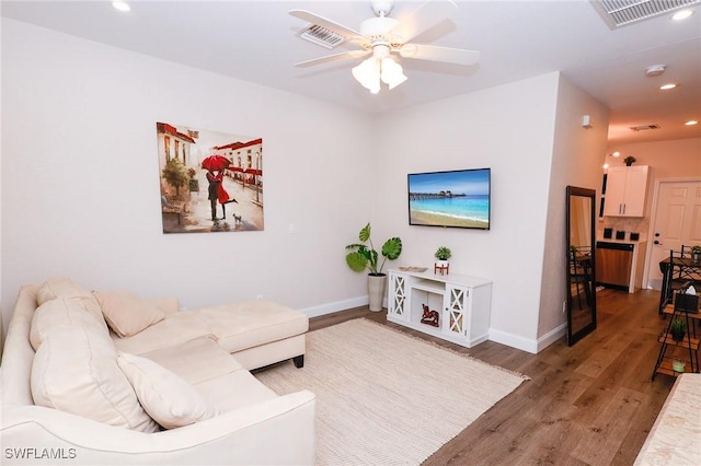 living room with light wood finished floors, visible vents, recessed lighting, and a ceiling fan