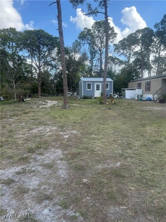 view of yard with a shed