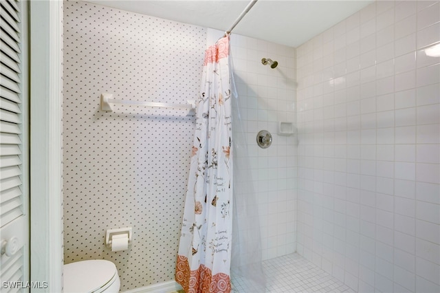 bathroom featuring toilet and a shower with shower curtain