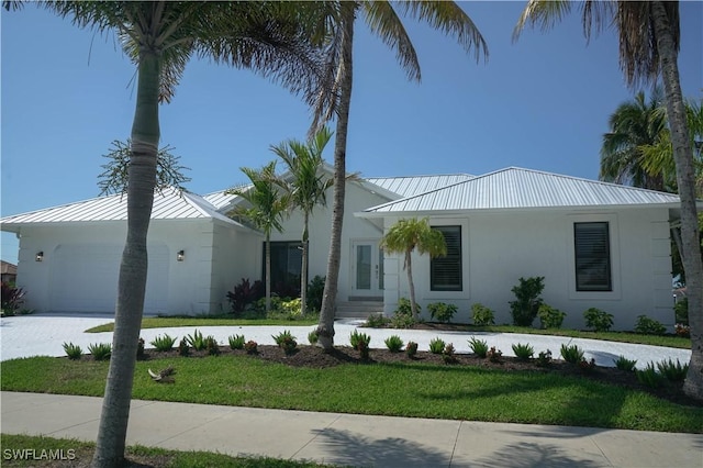 view of front of home featuring a garage and a front yard