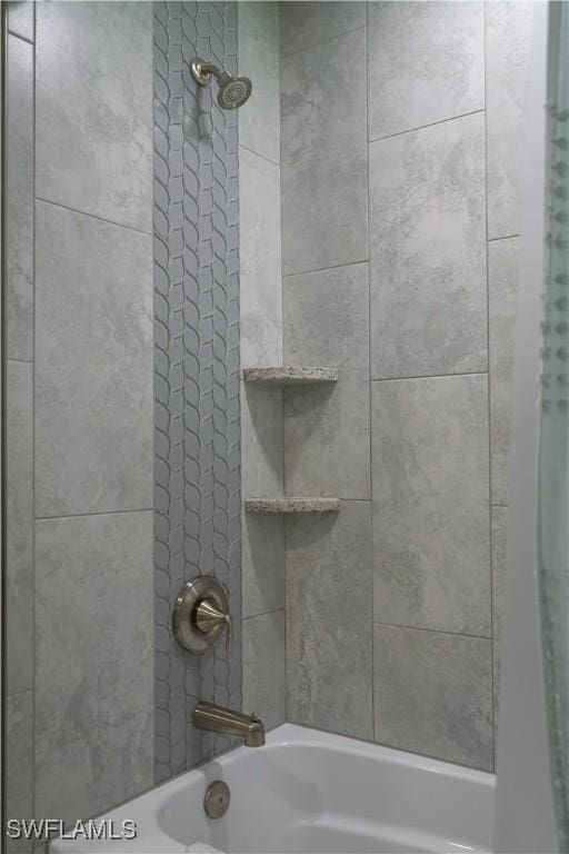 bathroom featuring tiled shower / bath