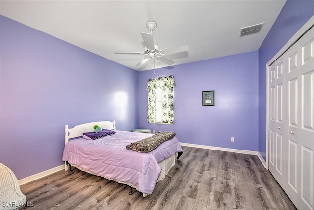 bedroom featuring ceiling fan, hardwood / wood-style floors, and a closet