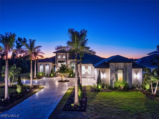 view of front of house featuring a yard