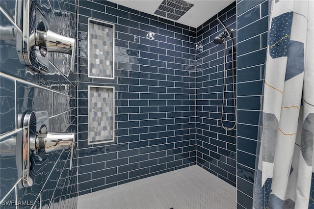 bathroom featuring a tile shower