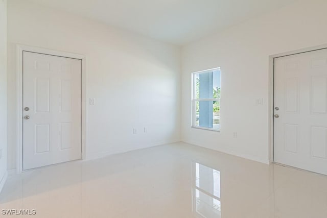 spare room featuring light tile patterned flooring