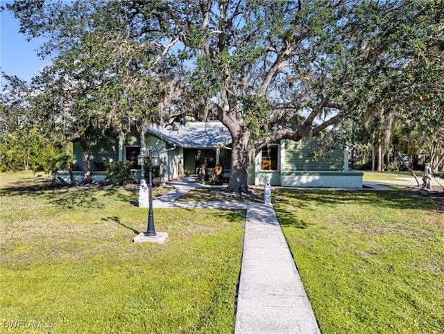 view of front of property featuring a front lawn