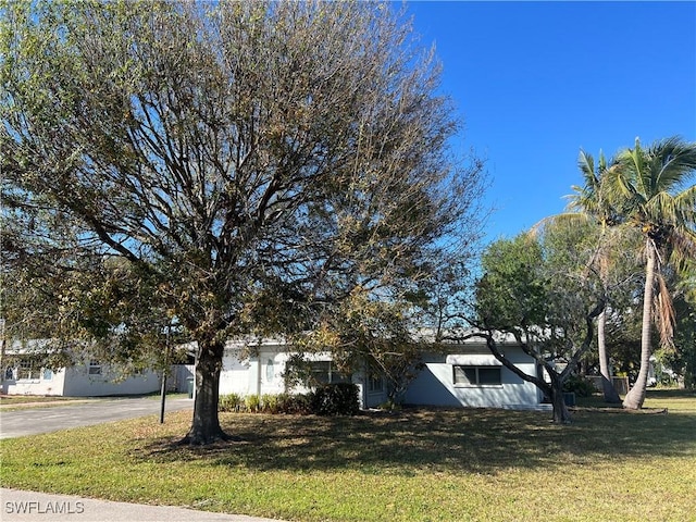 view of front of property with a front yard