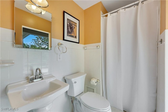 full bathroom featuring visible vents, a sink, toilet, and tile walls