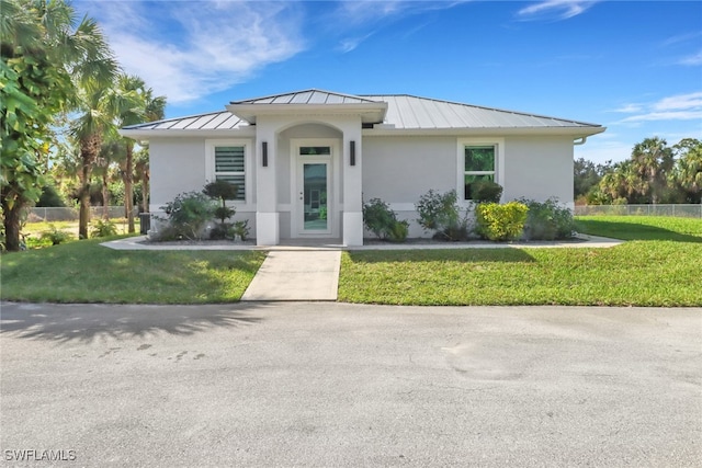 view of front facade featuring a front yard