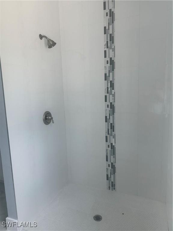 bathroom featuring a tile shower