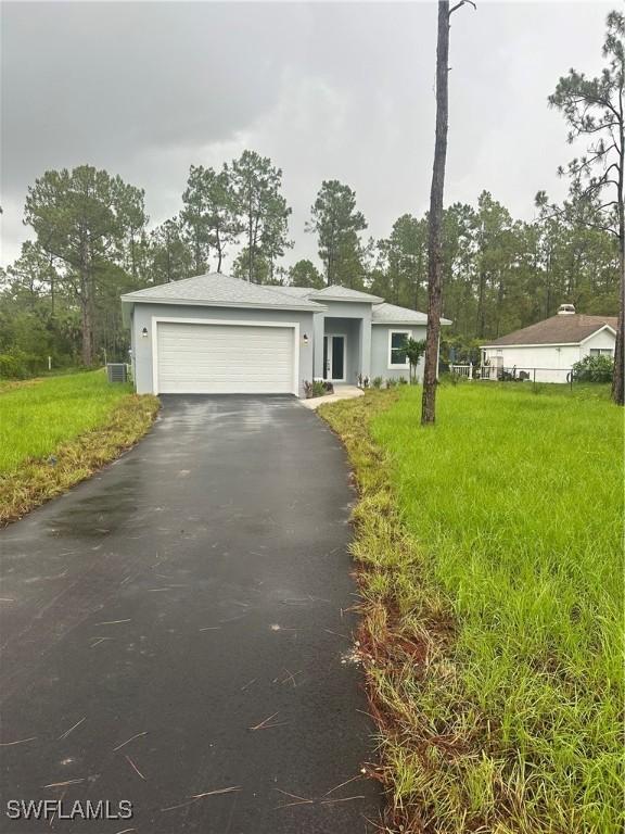 view of front of home featuring a garage and a front yard