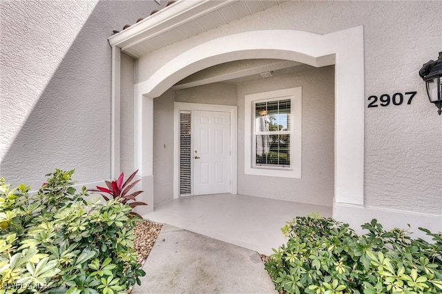 property entrance featuring stucco siding