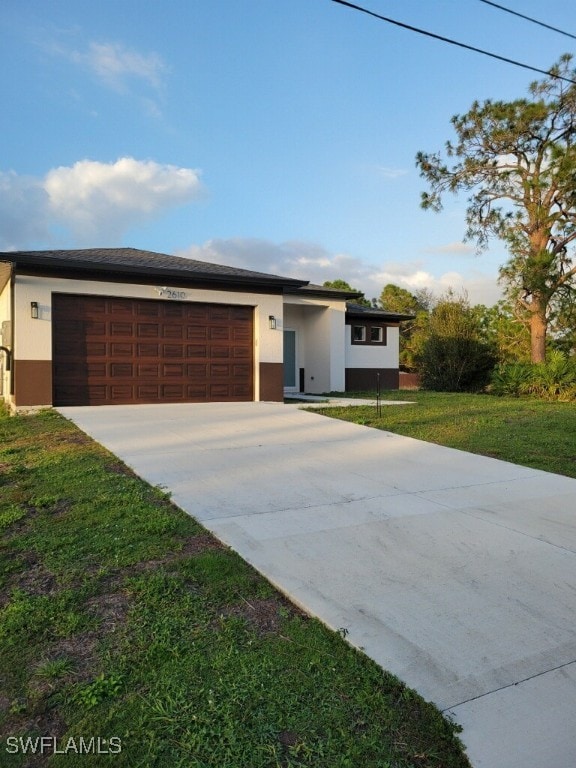 view of front facade featuring a garage and a front lawn