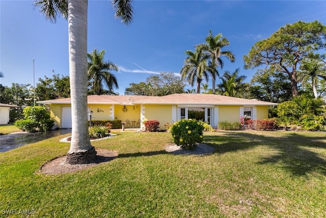 ranch-style home featuring a front lawn