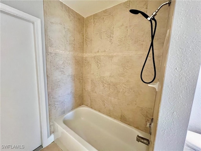 bathroom with tiled shower / bath combo