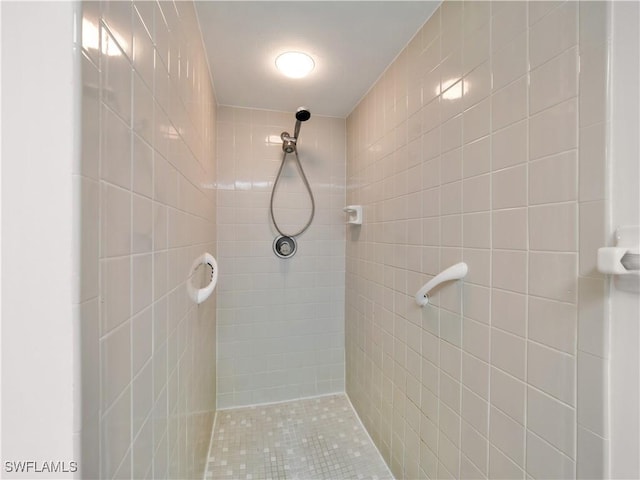 bathroom featuring a tile shower