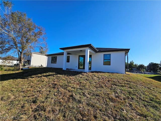 view of front of property featuring a front yard