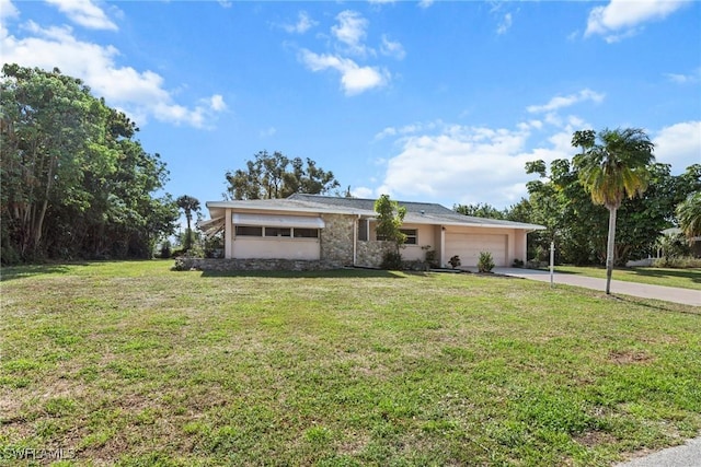 view of front of house featuring a garage, driveway, and a front lawn