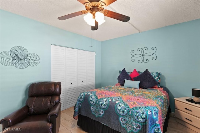 bedroom featuring a closet, ceiling fan, and a textured ceiling