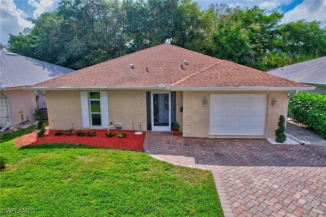 ranch-style house featuring a front lawn and a garage