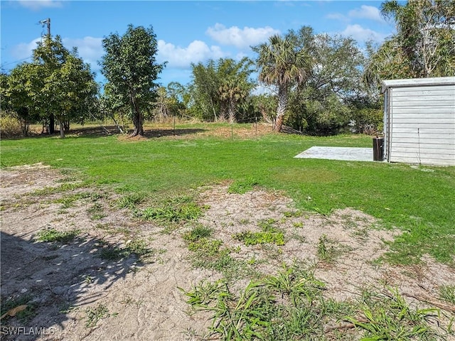 view of yard with an outdoor structure