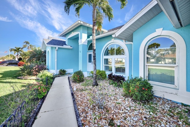 view of front of property with a front yard