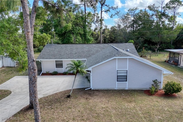 view of front of property with a front lawn